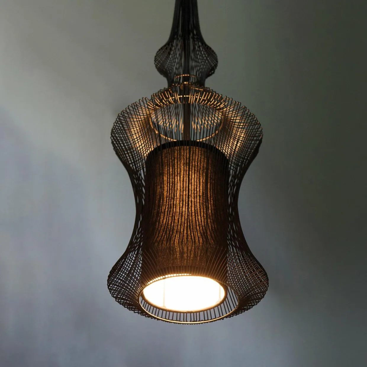 forestier_tibet_suspension_noire_0.webp Forestier Tibet suspension, noire^ Lampes Orientales